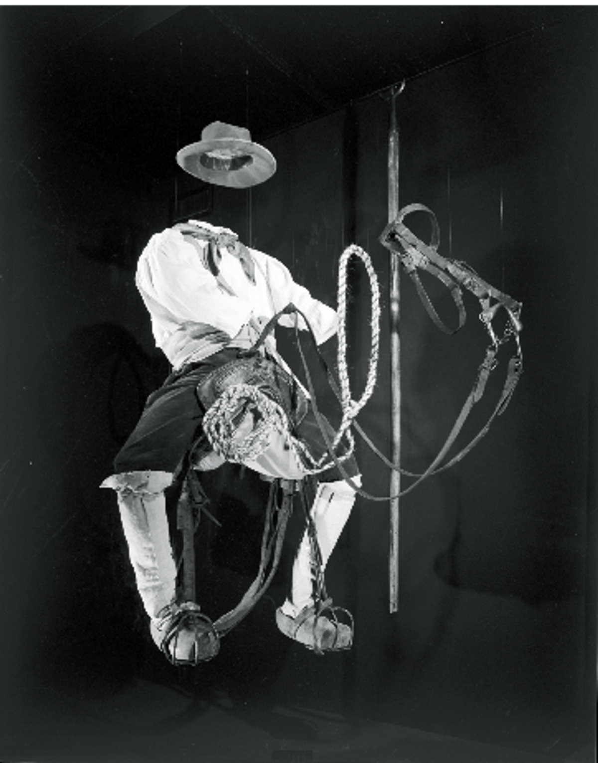 Un gardian en selle, Camargue, fin du XIXe siècle, photographie d’une vitrine de la galerie culturelle du musée national des Arts et Traditions populaires, Paris (1975-2005), Marseille, Mucem. © Mucem. Photo Hervé Jézéquel