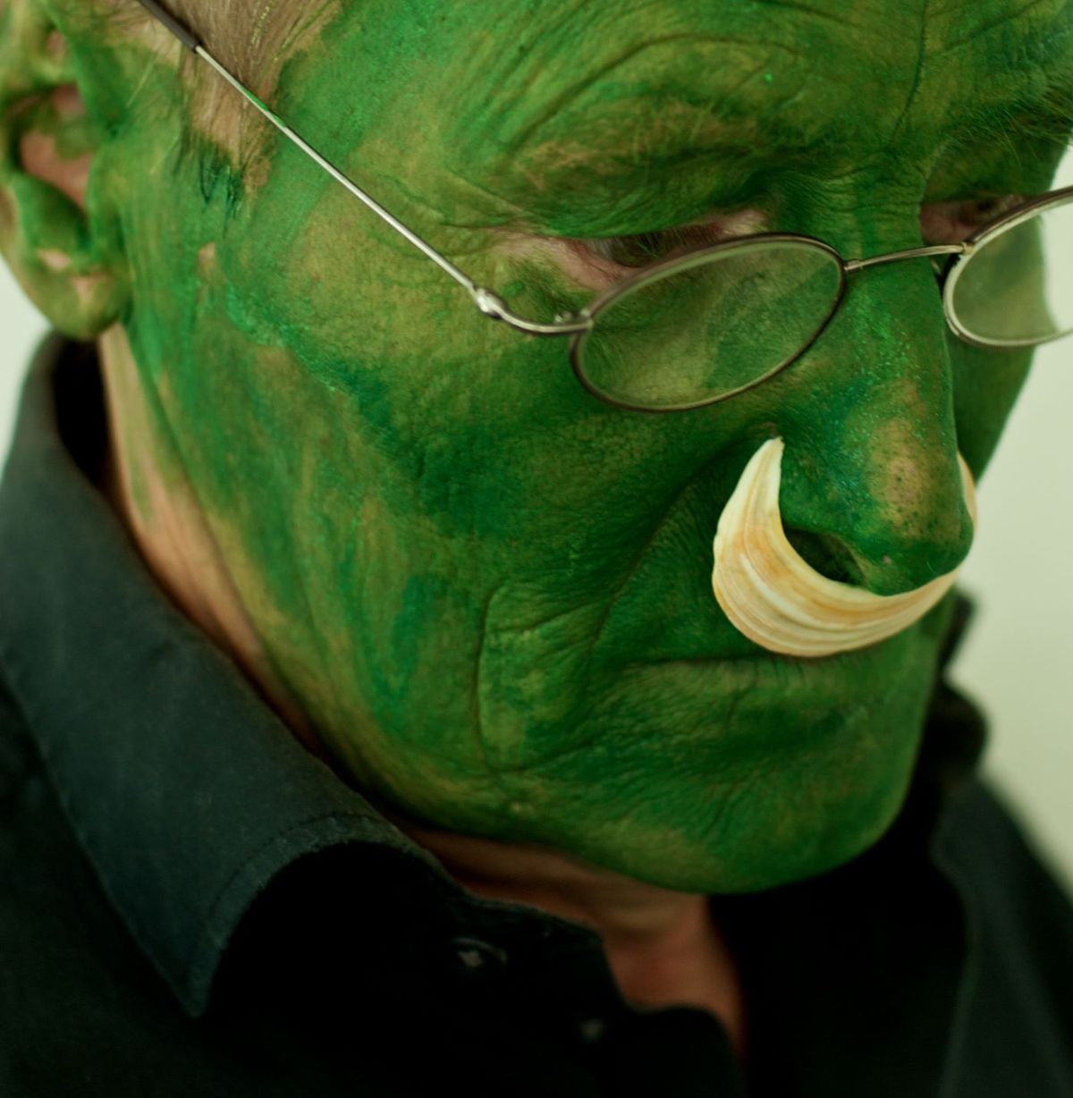 Lois Weinberger, Green Man, 2004, travail photographique, épreuve pigmentaire. Courtesy Salle Principale, Paris. © Studio Lois Weinberger/Paris Tsitsos