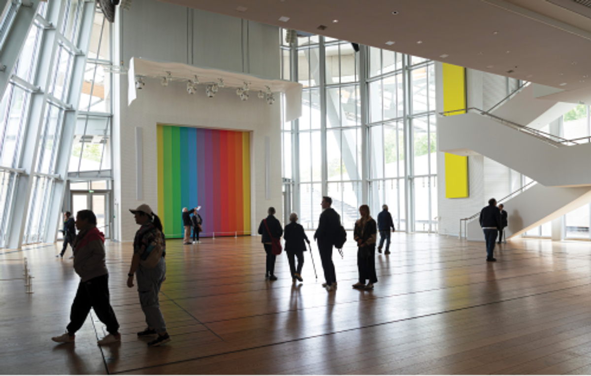 Vue de l’exposition « Ellsworth Kelly. Formes et couleurs, 1949-2015 », Fondation Louis-Vuitton, Paris, 2024. Spectrum VIII et Colored Panels (Red Yellow Blue Green Violet) (2014)© Ellsworth Kelly Foundation. Photo Fondation Louis-Vuitton/Félix Cornu
