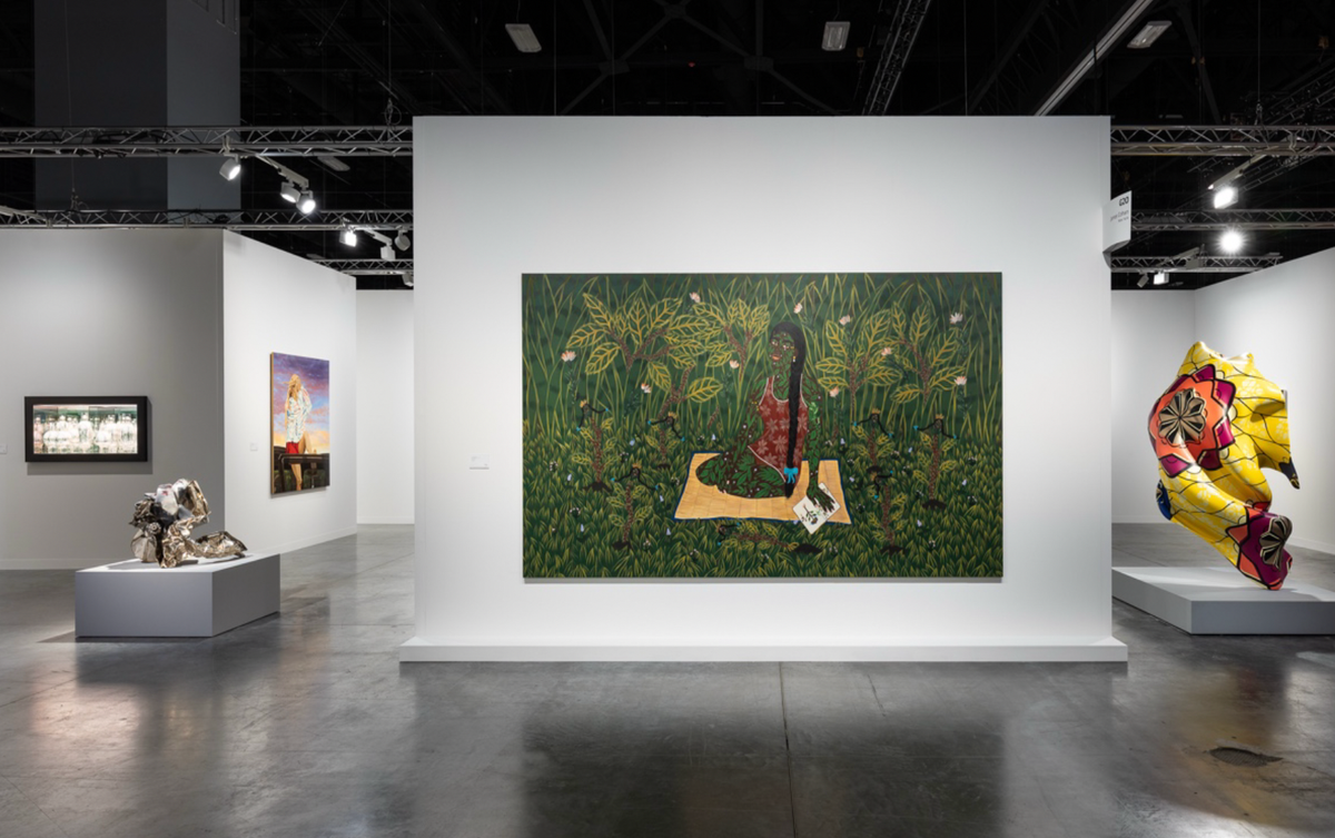 Kelly Sinnapah Mary, The Book of Violette: Marie-Anne, 2025, acrylique sur toile, 200 × 346 cm. Présentée sur le stand de la galerie James Cohan à Art Basel Miami Beach 2025. Courtesy James Cohan, New York. Photo Silvia Ros.