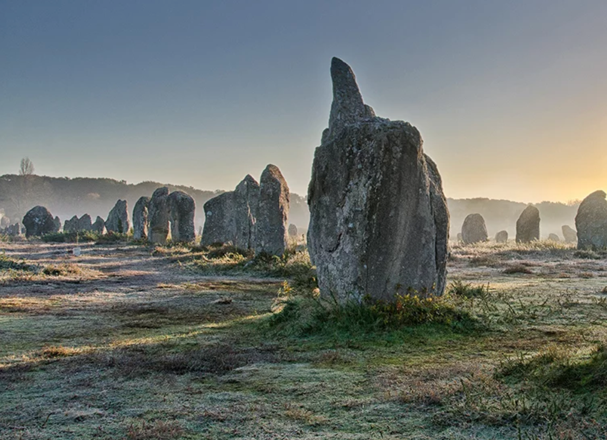 Les alignements de Carnac, dans le département du Morbihan, en Bretagne. © Paysages de mégalithes, Centre des monuments nationaux