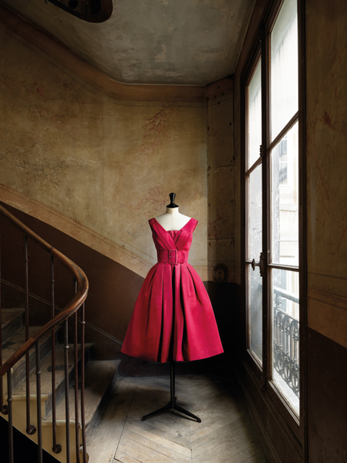 Azzedine Alaïa, robe de cocktail en faille de soie rouge garance, collection haute couture, 1958. Photo Laziz Hamani