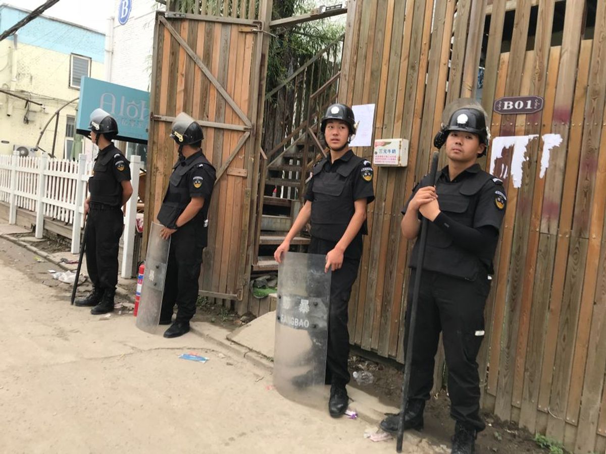 La police devant le quartier de Huantie. © Canon Duan via WeCha
