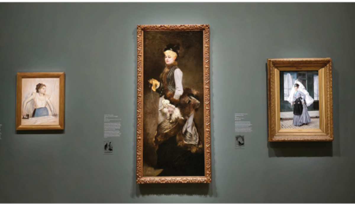 Vue d’exposition « Paris 1874. Inventer l’impressionnisme », musée d’Orsay, Paris, 2024. De gauche à droite : Edgar Degas, La Repasseuse, 1869, fusain, craie blanche et pastel sur papier, Paris, musée d’Orsay ; Ernest Duez, Splendeur, panneau de diptyque, 1874, huile sur toile, Paris, musée des Arts décoratifs ; Jules-Émile Saintin, Blanchisseuse de lin, 1874, huile sur toile, Monte-Carlo, Pallesi Art Gallery. Photo Éric de Chassey