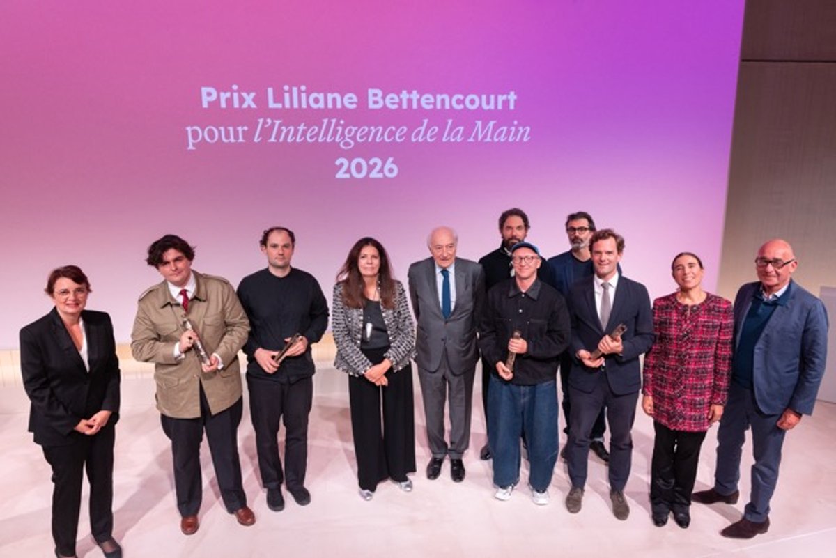 De gauche à droite :
Laurence des Cars, présidente du jury ; Edgar Jayet et Louis Monier, lauréats Dialogues ; Françoise Bettencourt Meyers et Jean-Pierre Meyers, présidente et vice-président de la Fondation Bettencourt Schueller ; José Levy, designer, et Grégoire Scalabre, céramiste, membres du jury ; Sébastien Desplat, lauréat Talents d’exception ; Tristan de Witte, lauréat Parcours ; Blanca Li, danseuse et chorégraphe, et Didier Krzentowski, fondateur de la Galerie kreo, membres du jury. © Ilan Deutsch.