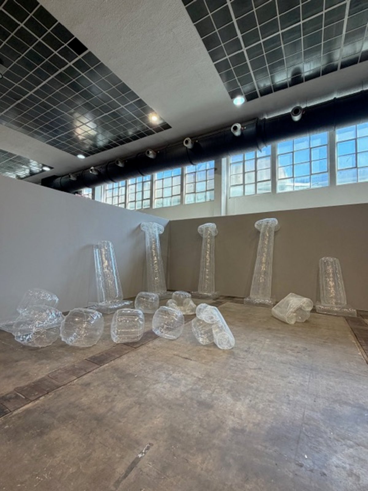 Zuzanna Czebatul, T-Kollaps, 2019-2024, polyéthylène. Galerie sans titre, Paris. Photo : A.F./The Art Newspaper