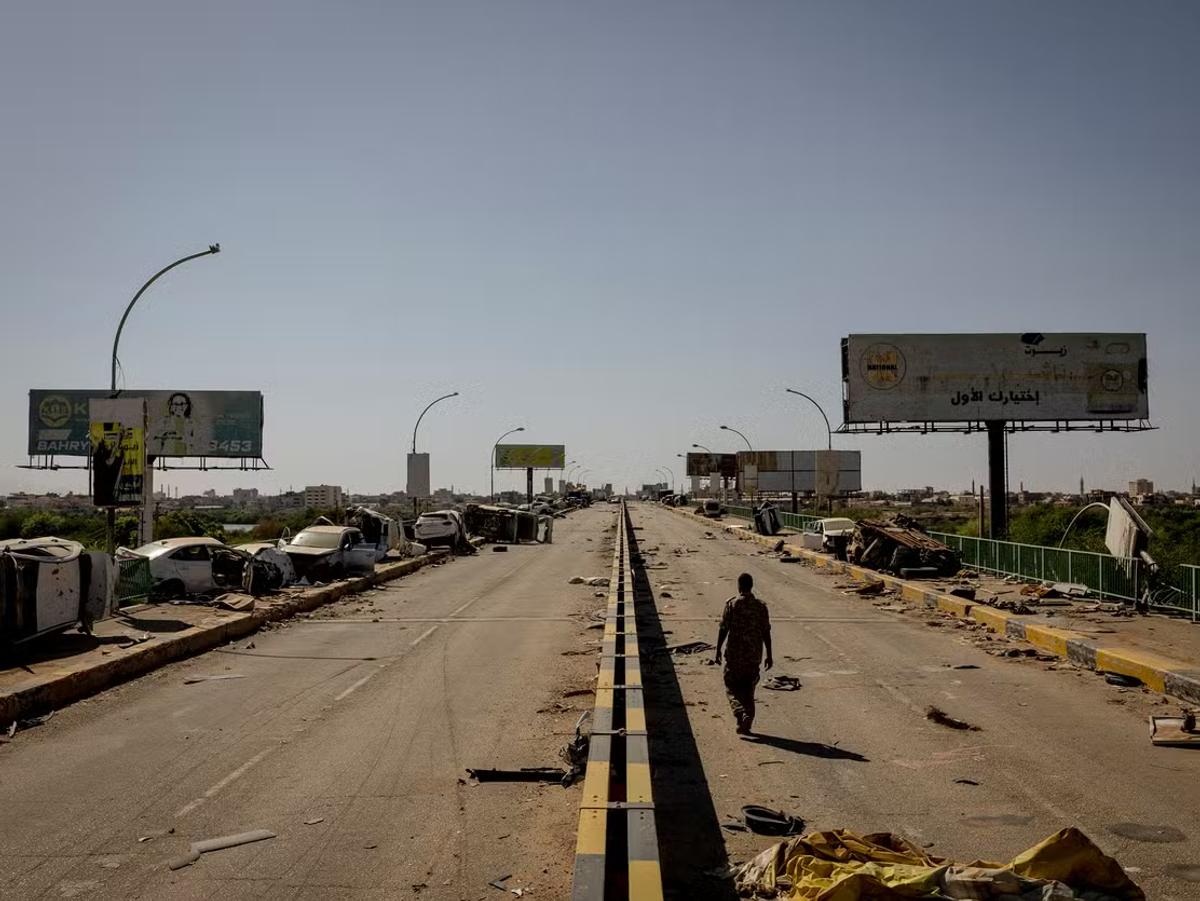 Le major Ashraf Elbashir, officier de l’armée soudanaise, marche le long du pont Shambat à Khartoum-Nord, qui a été détruit. IVOR PRICKETT FOR THE NEW YORK TIMES VIA VISA POUR L’IMAGE