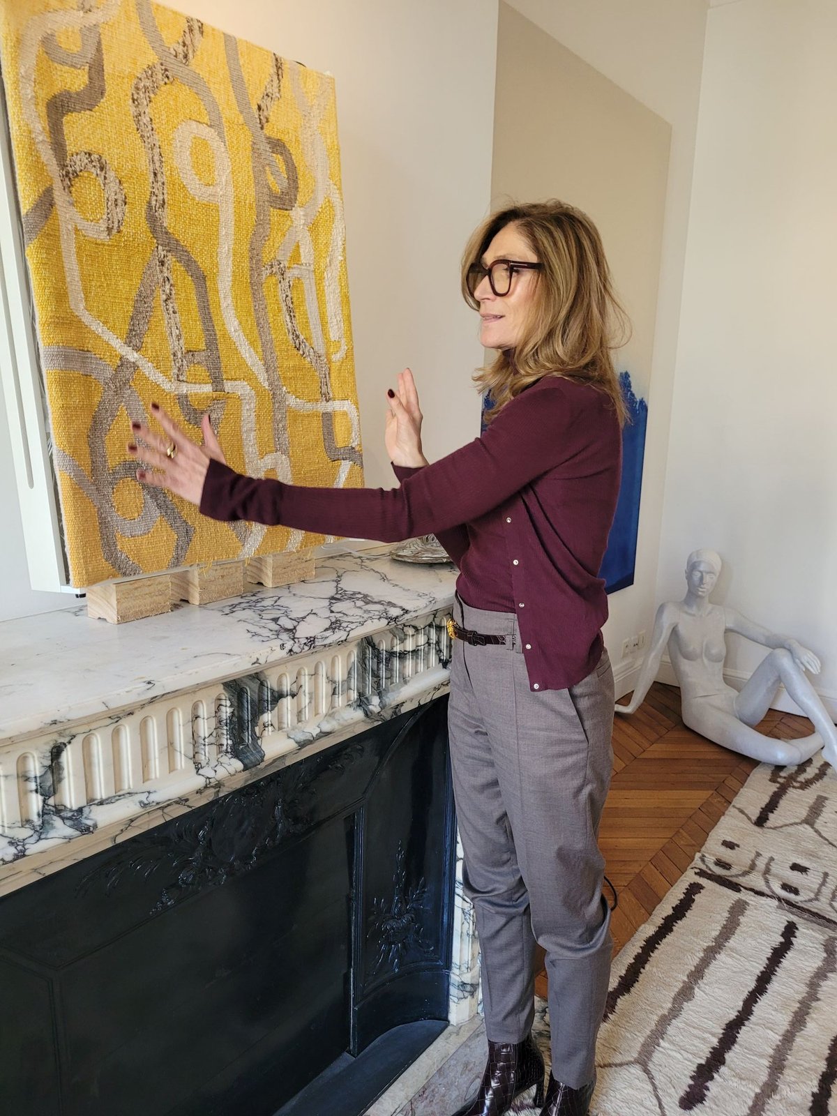 Isabelle Kowel devant une œuvre sonore de Chloé Bensahel. Photo A.C.