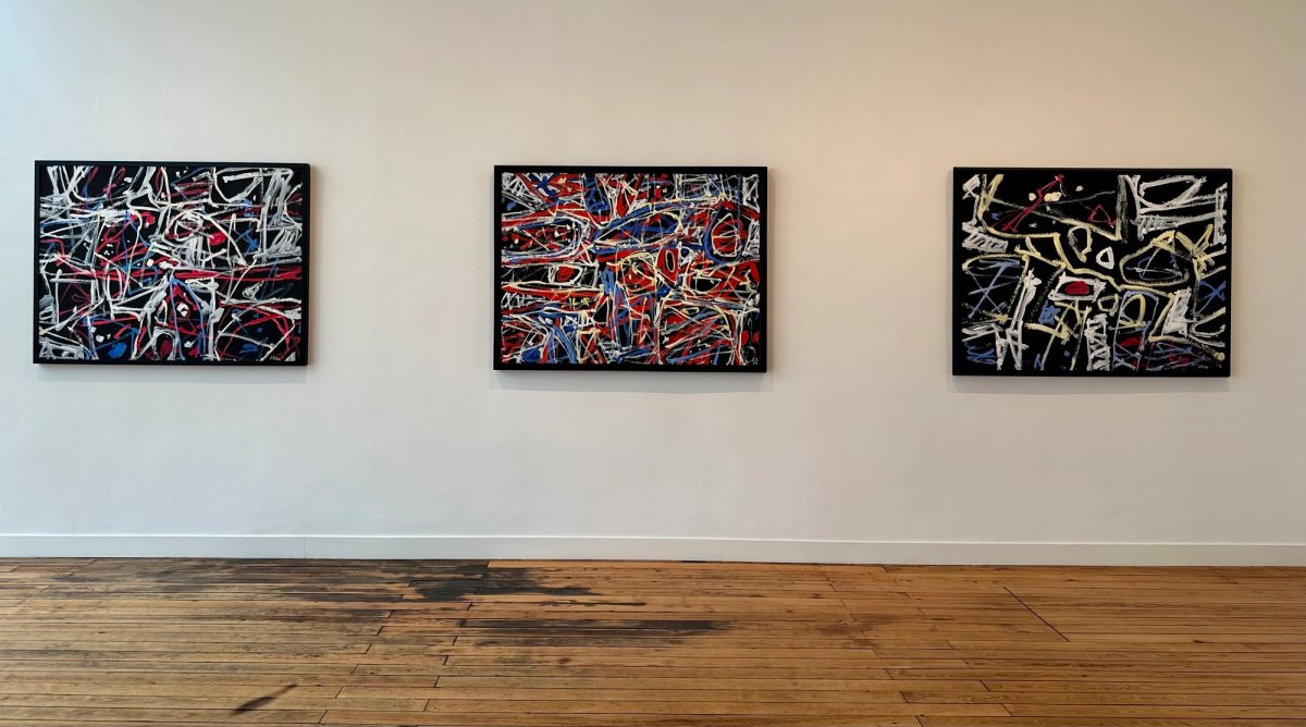Vue de l’exposition « Non-lieux » à la Fondation Dubuffet à Paris. De gauche à droite, Le Circulus II, 29 novembre 1984, acryle sur papier entoilé, don J. Dubuffet, 1985 ; Épanouissement, 11 novembre 1984, acryle sur papier entoilé, collection Milly et Arne Glimcher ; Pulsions, 1er décembre 1984, acryle sur papier entoilé, collection particulière, France, courtesy Galerie Jeanne Bucher Jaeger, Paris - Lisbonne. (Pulsions est la dernière peinture de Jean Dubuffet). Photo : Philippe Régnier.