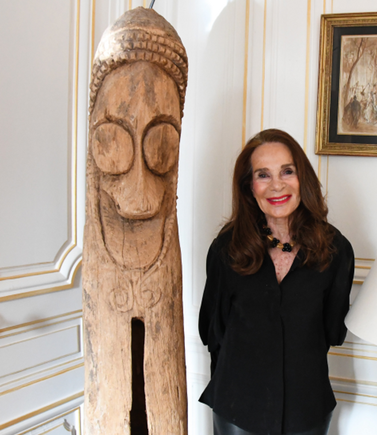 Anne de Caumont La Force, à son domicile à côté du Tambour à fente du Vanuatu qu’on lui a offert. © D.R.