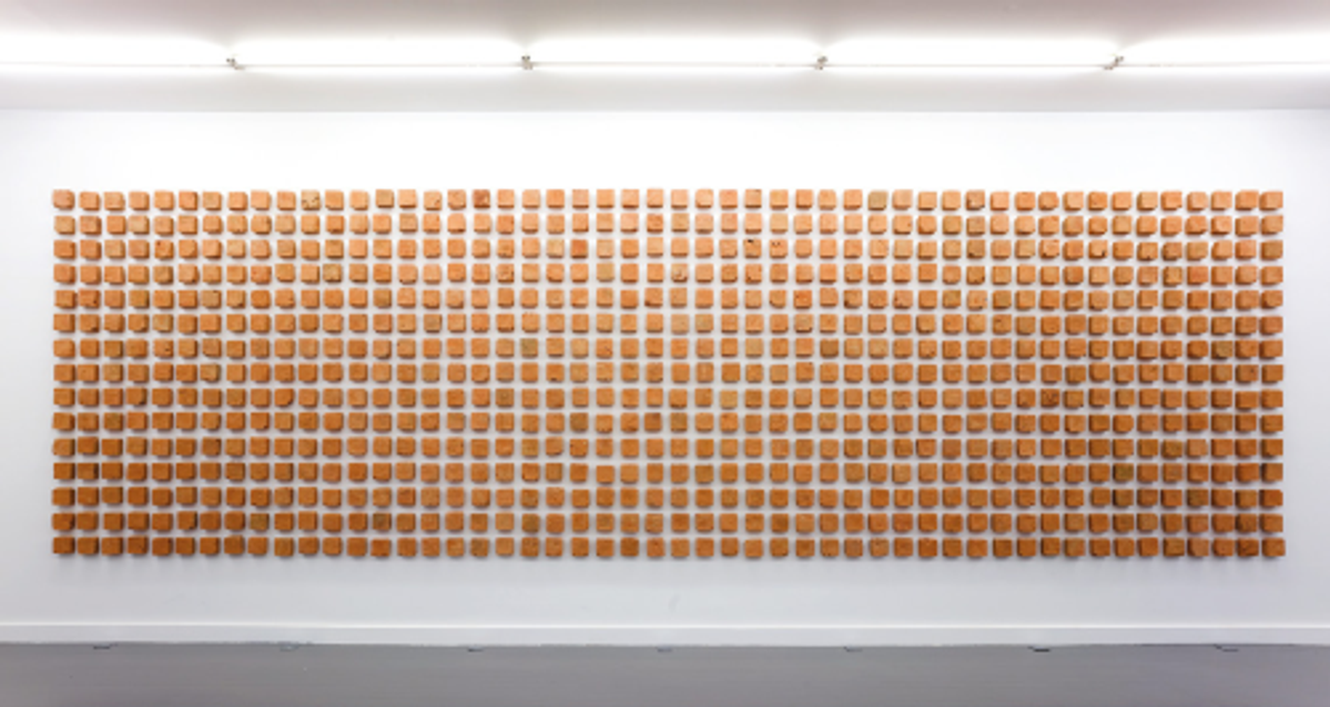Teresa Margolles, Viento negro (Ladrillos de sangre), 2019, installation de 1500 tuiles en terre cuite faites à la main. Courtesy de l’artiste et mor charpentier. Photo François Doury