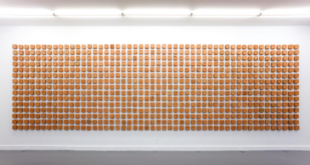 Teresa Margolles, Viento negro (Ladrillos de sangre), 2019, installation de 1500 tuiles en terre cuite faites à la main. Courtesy de l’artiste et mor charpentier. Photo François Doury