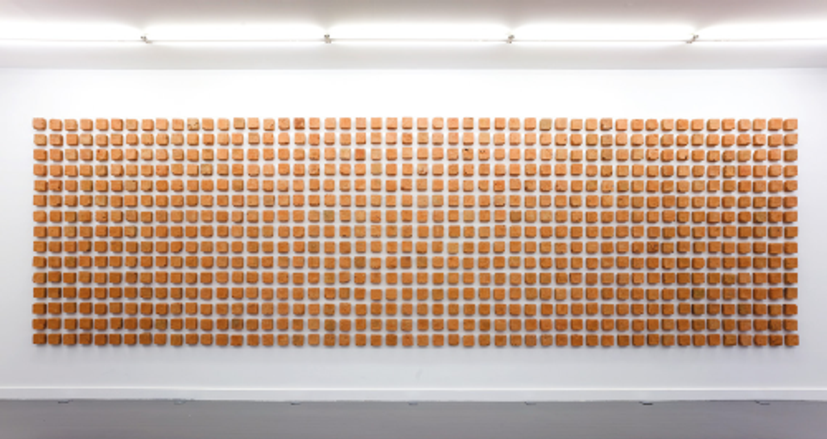 Teresa Margolles, Viento negro (Ladrillos de sangre), 2019, installation de 1500 tuiles en terre cuite faites à la main. Courtesy de l’artiste et mor charpentier. Photo François Doury