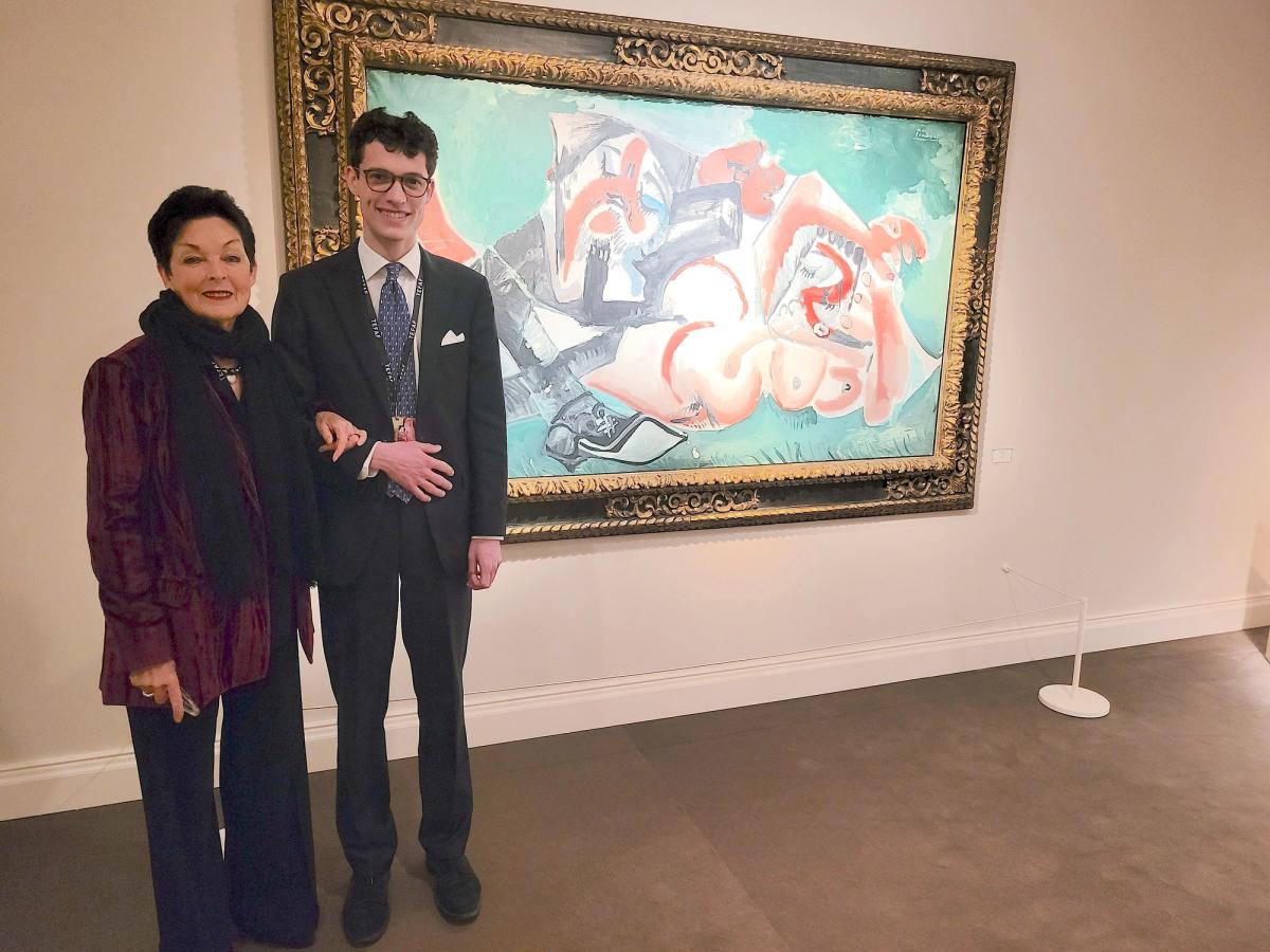 Deux générations de la famille Landau : Benjamin Landau et sa grand-mère, Alice, devant Les Dormeurs (1965) de Picasso. Photo A.C.