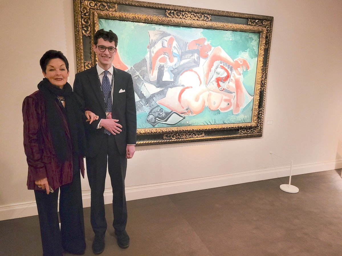 Deux générations de la famille Landau : Benjamin Landau et sa grand-mère, Alice, devant Les Dormeurs (1965) de Picasso. Photo A.C.