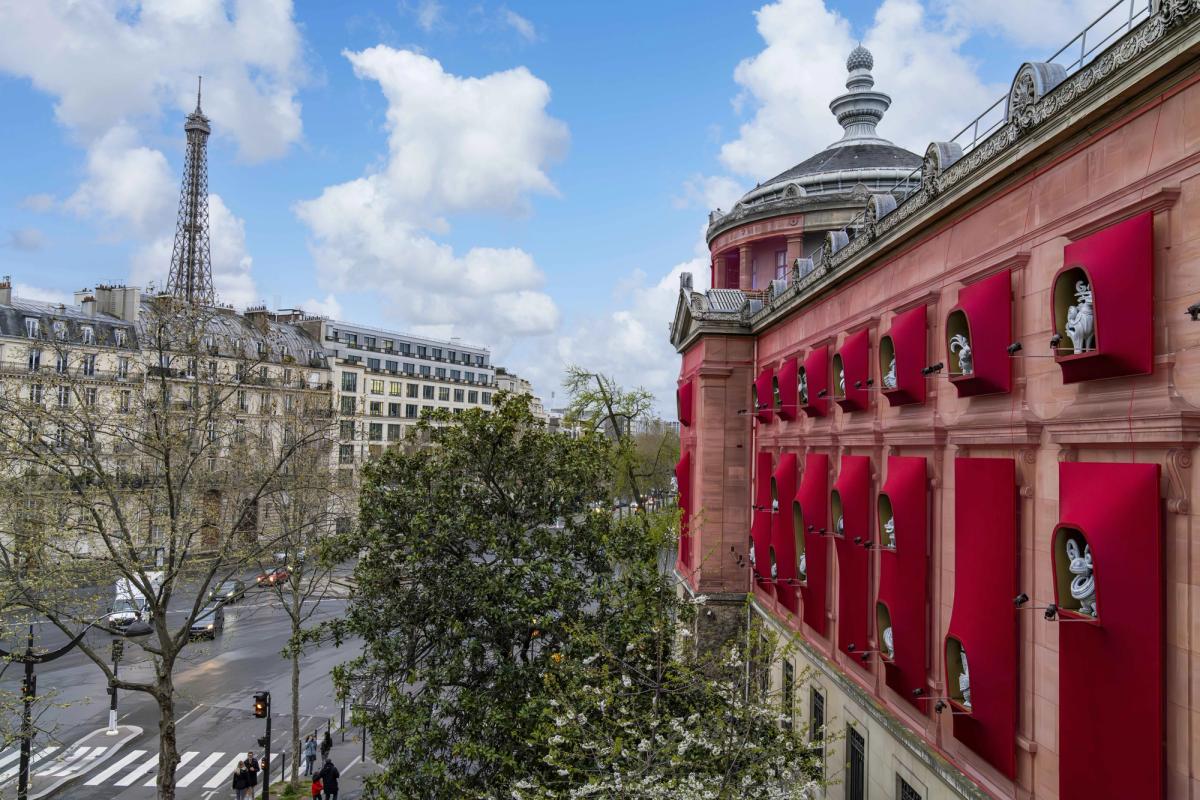 Vue de l’installation Gardiens du Temps de Jiang Qiong Er sur la façade du musée national des arts asiatiques-Guimet, à Paris. © Frédéric Berthet