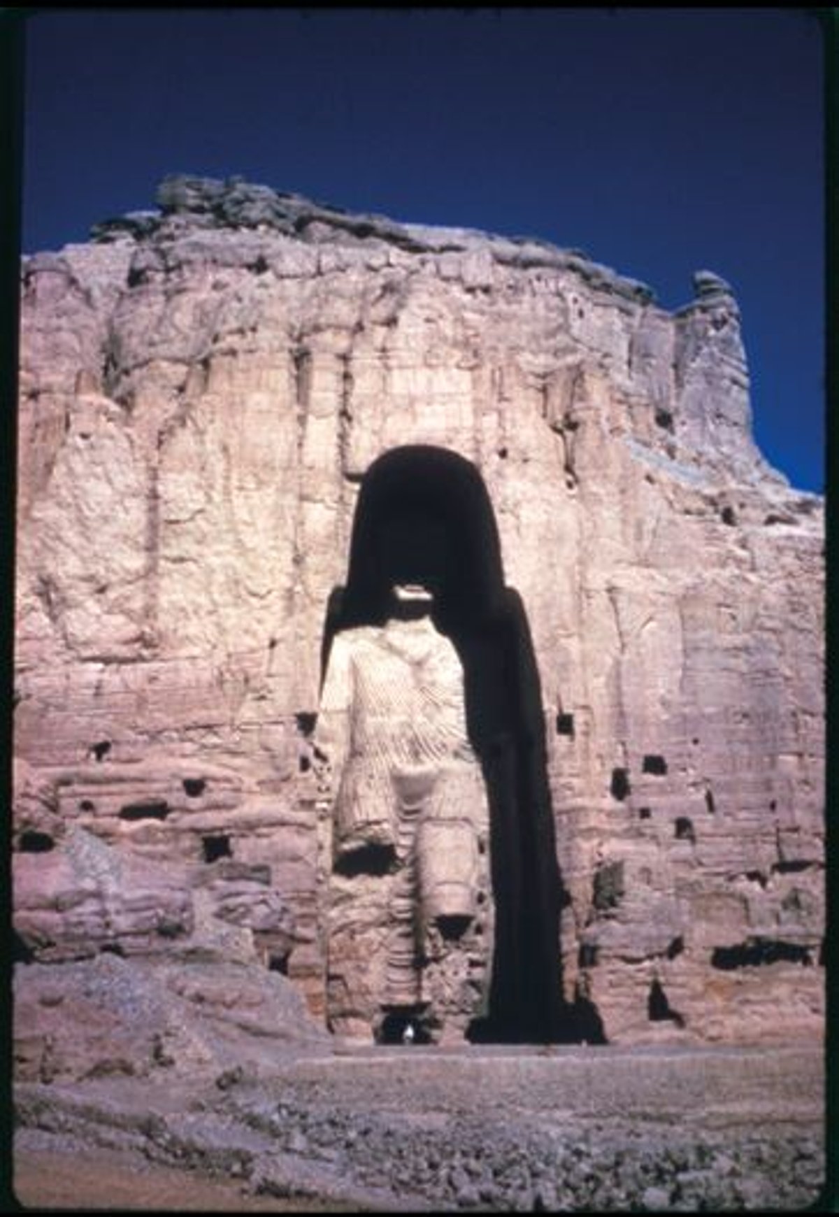 Nicole Thierry et Jean-Michel Thierry, Bouddha de la vallée de Bamiyan en Afghanistan, 1961, photographie couleur. © Nicole Thierry et Jean-Michel Thierry