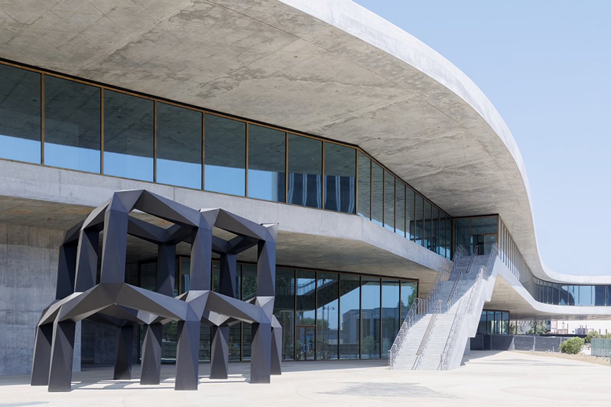 Les David Geffen Galleries du LACMA, conçues par Peter Zumthor, avec Smoke (1967) de Tony Smith au premier plan. © Iwan Baan