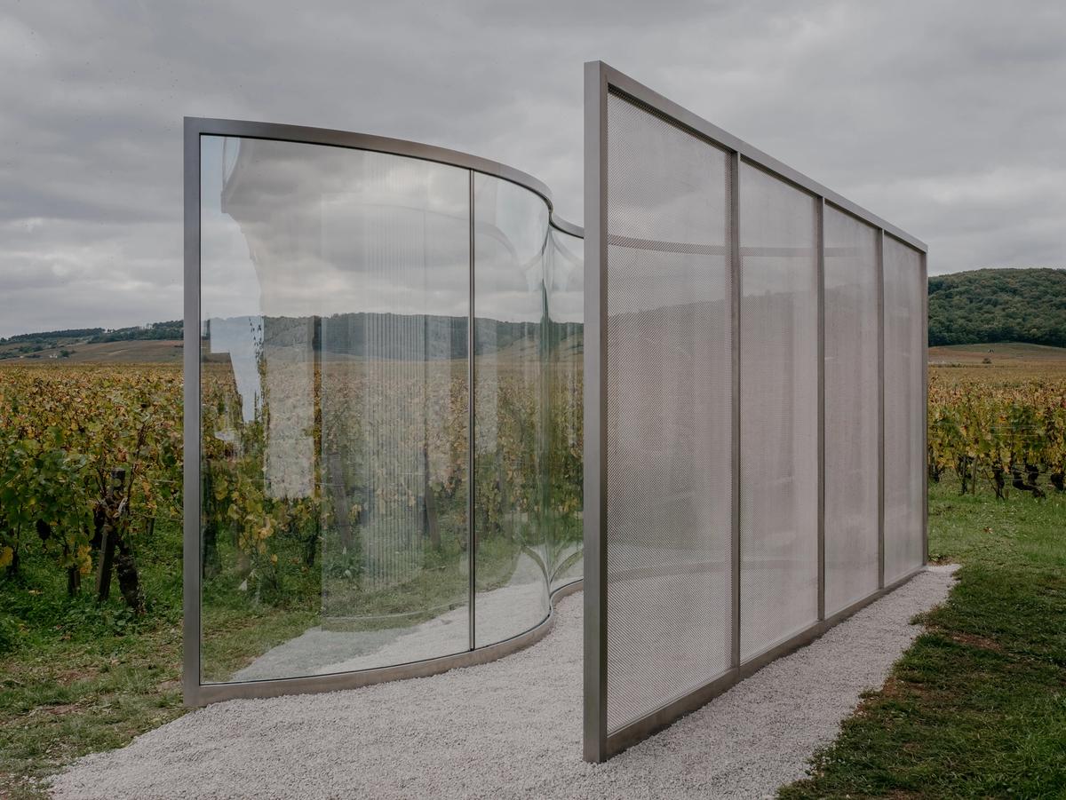 Dan Graham, Tight Squeeze (2015) à La Folie, Clos de Vougeot, TERRA 2025. Miroir sans tain, métal perforé, acier inoxydable, 230x508x179cm.
© Photo James Retief