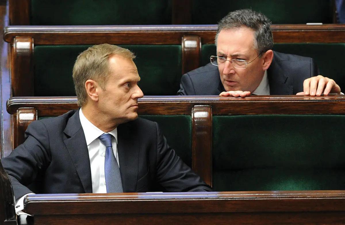 Le Premier ministre polonais Donald Tusk (à gauche) avec le ministre de la Culture Bartłomiej Sienkiewicz, qui s'est empressé d'écarter certaines personnes nommées par l'ancien gouvernement Droit et Justice (PiS). Alik Keplicz/Associated Press/Alamy