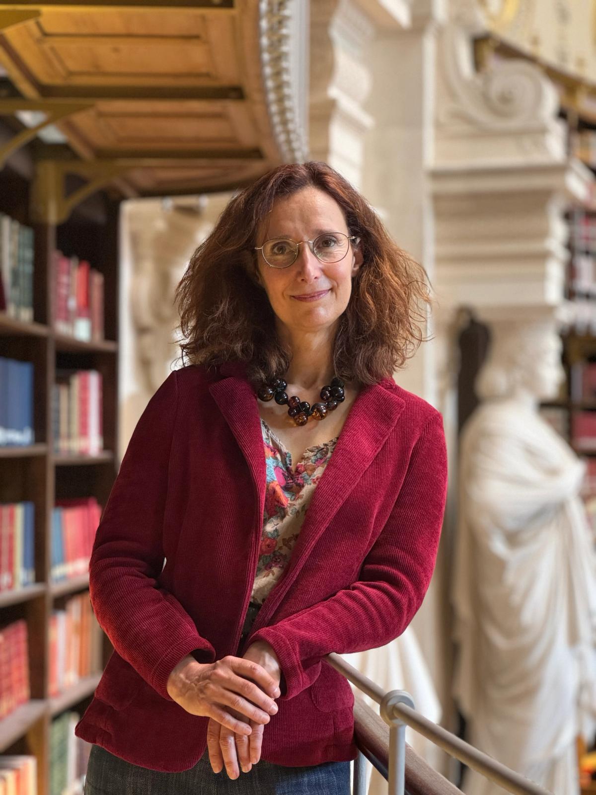 Marion Boudon-Machuel dans la salle Labrouste de la bibliothèque de l’Institut national d’histoire de l’art, mai 2024. Photo Athénaïs Castanet © INHA