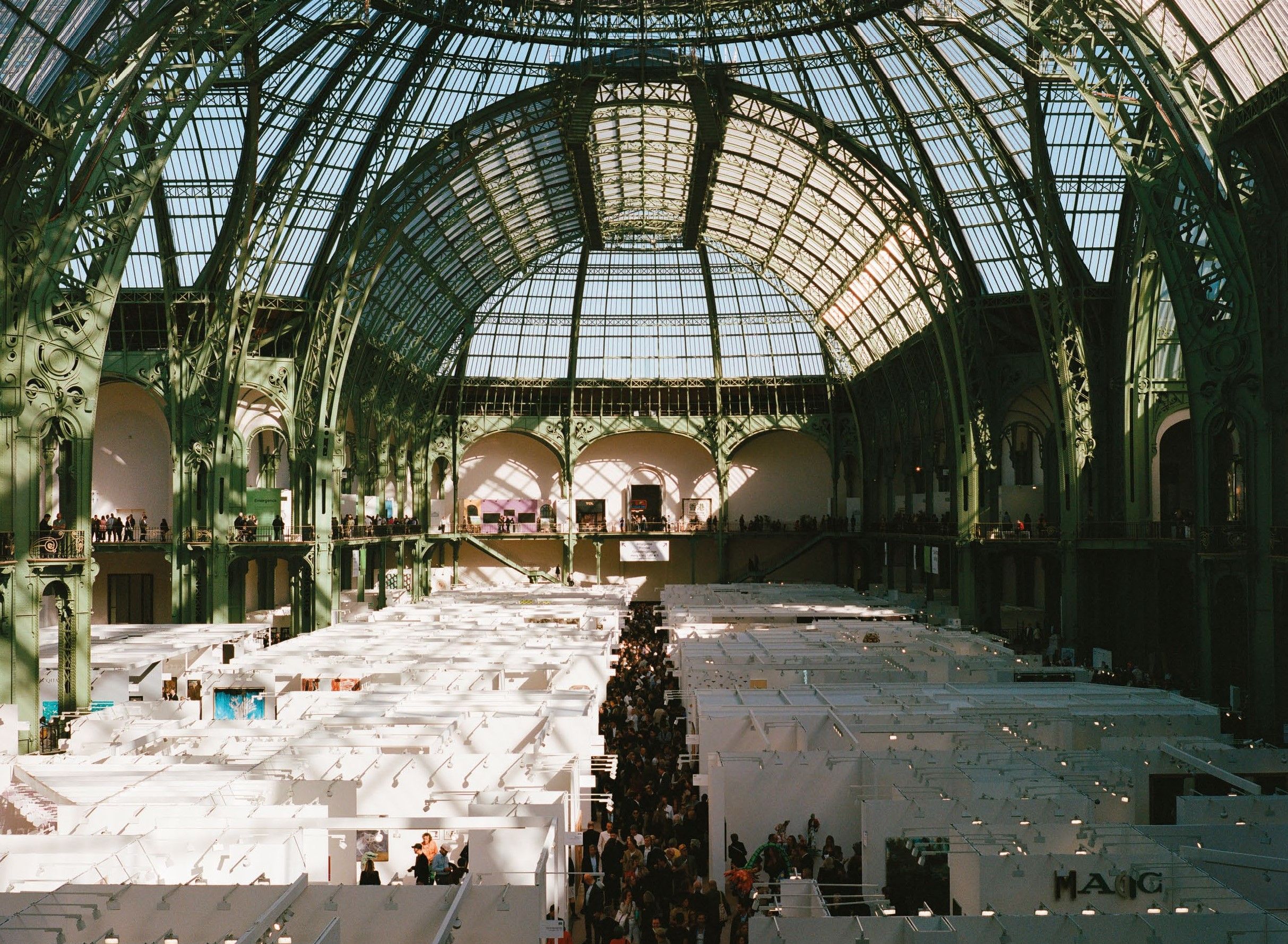 Vue de la Foire Art Basel Paris sous la nef du Grand Palais, en 2024.  © Photo Art Basel
