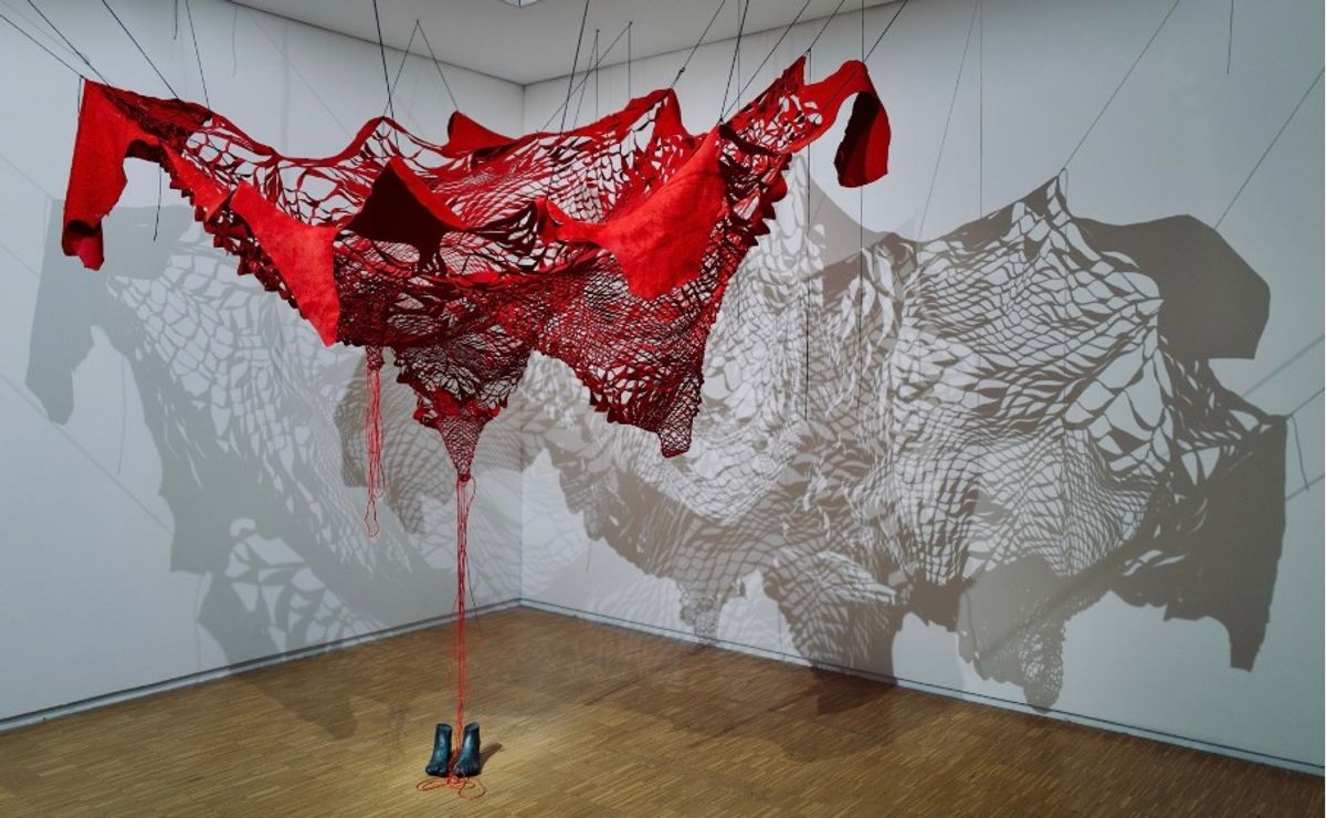 Chiharu Shiota, Out Of My Body, 2023, cuir de vache, bronze. Désormais installée dans une salle dédiée des collections contemporaines (niveau 4) du Centre Pompidou à Paris.

Photo Victor d'Allant

