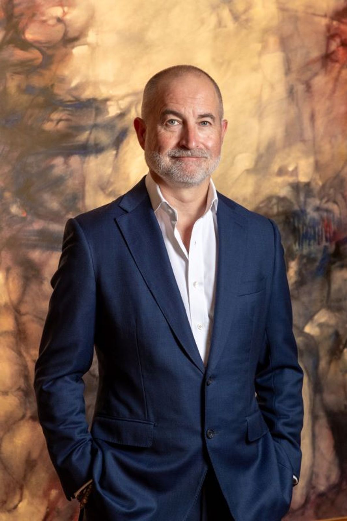 Christian Levett devant Eperdument (1962) de Dorothea Tanning. © Photo : Jérôme Kelagopian