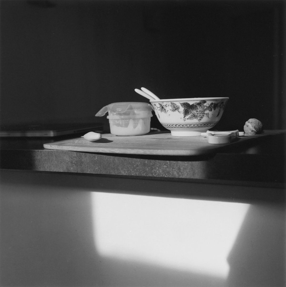 Thomas Boivin, Repas de Tomoé, été 2019, tirage gélatino-argentique. © Thomas Boivin. Courtesy Les Douches