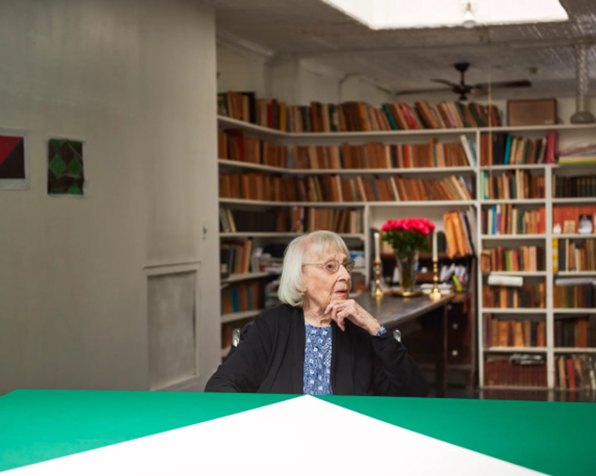 Carmen Herrera dans son atelier en 2015. Photo: Jason Schmidt. © Carmen Herrera. Courtesy de Lisson Gallery