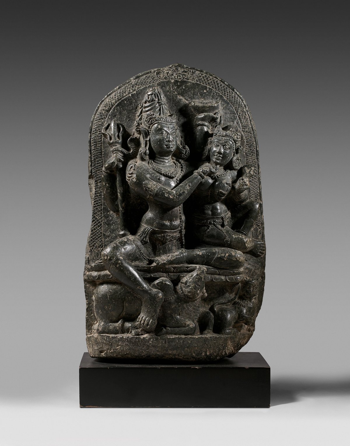 Galerie Hioco, Umā Maheśvara, pierre noire, Nord-Est de l’Inde, IXe - Xe siècle, période Pāla, h. 59 cm, provenance : Collection privée, Etats-Unis ; puis vente Sotheby’s en 1988. © courtesy Galerie Hioco