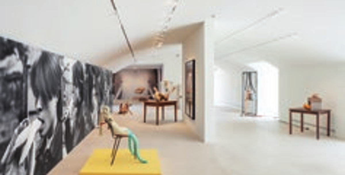 Vue de l’exposition de Sarah Lucas, Villa Carmignac, Porquerolles. Courtesy de l’artiste et Fondation Carmignac