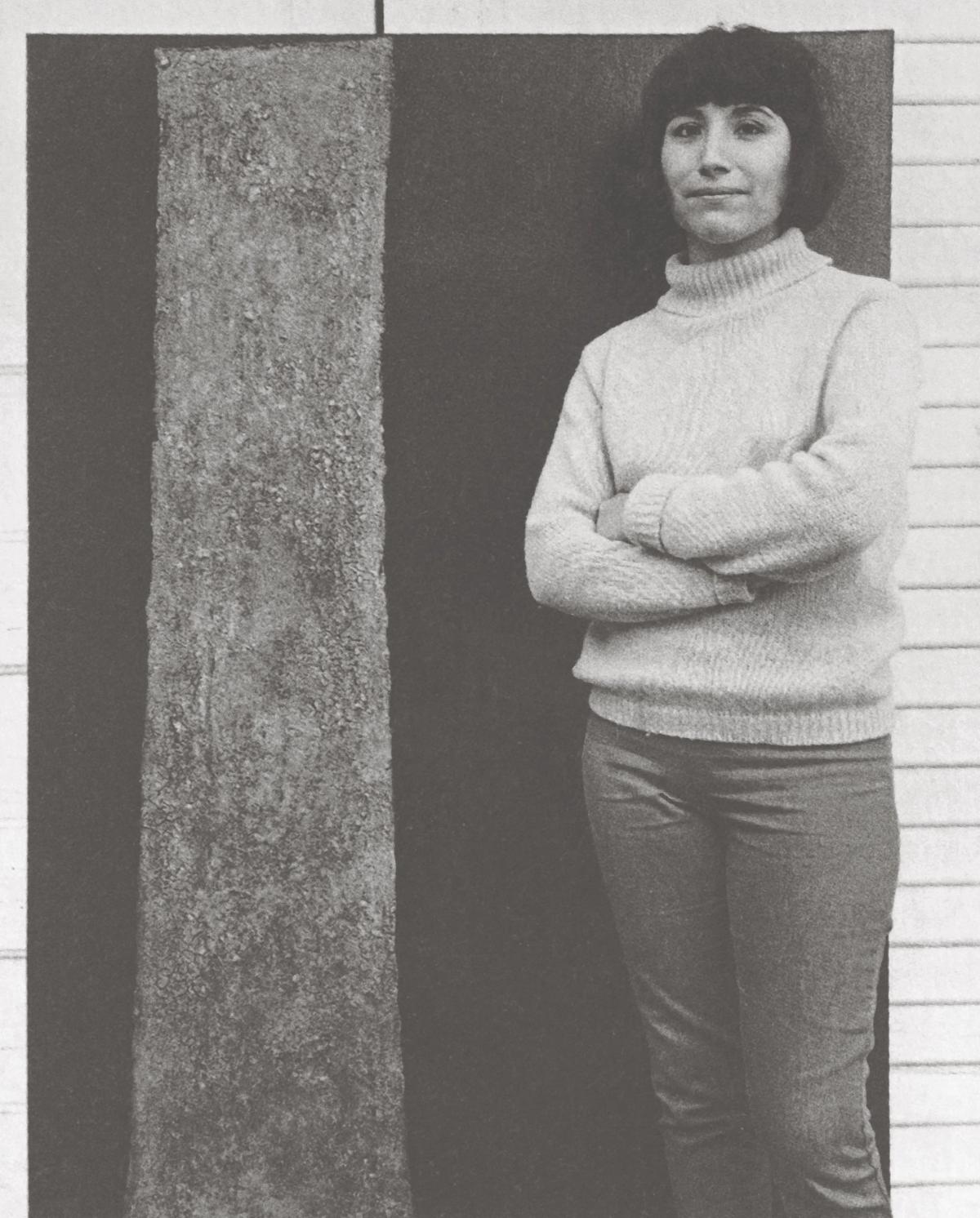 Virginia Jaramillo devant Divide, 1964. Photo droits réservés. Courtesy the artist and Hales, London and New York
