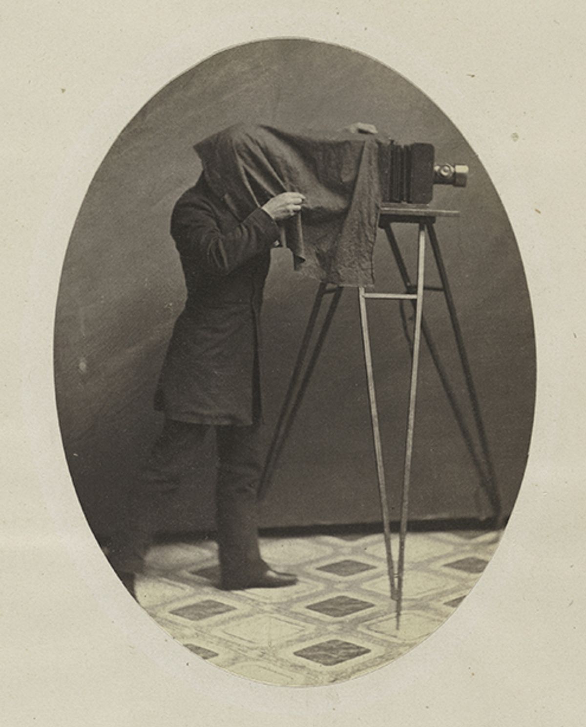 Anonyme actif dans les années 1850, Photographe de studio au travail, vers 1855, impression sur papier salé, Metropolitan Museum of Art, Collection William L. Schaeffer. Courtesy du Metropolitan Museum of Art
