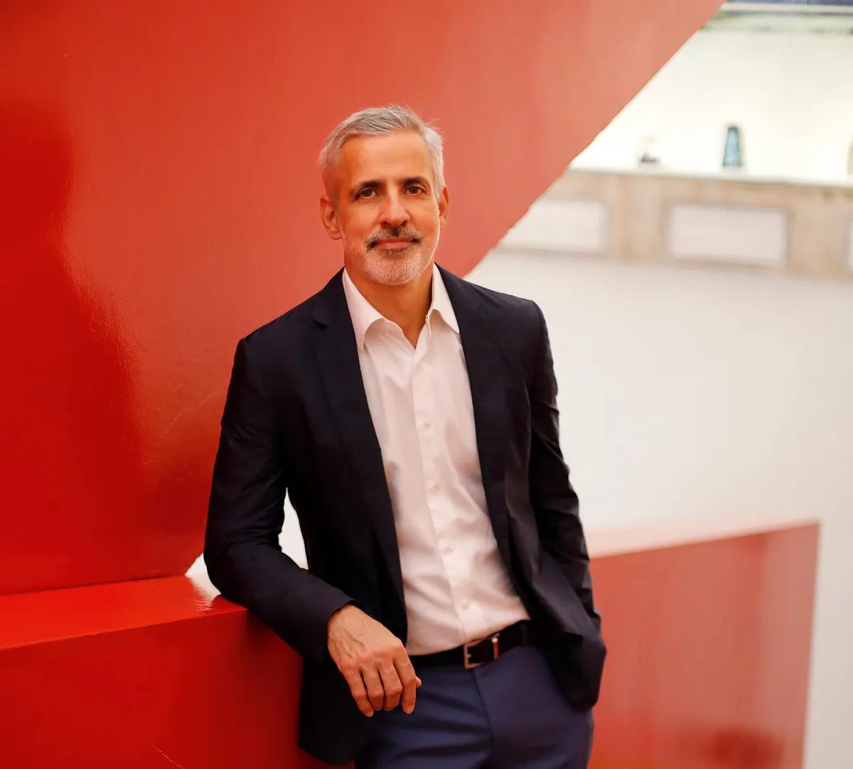 Adriano Pedrosa, directeur artistique du Museu de Arte de São Paulo Assis Chateaubriand (Brésil), est le premier commissaire latino-américain de la Biennale. Photo : Daniel Cabrel ; courtesy du Museu de Arte de São Paulo Assis Chateaubriand