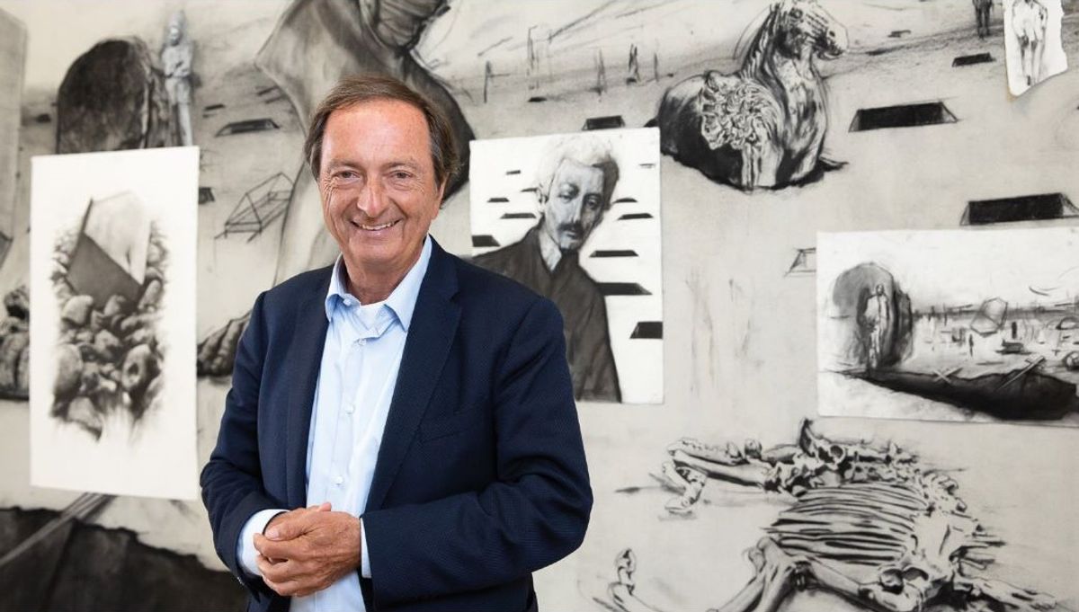 Michel-Édouard Leclerc, devant Segalen d’Ernest Pignon-Ernest, Fonds pour la culture Hélène & Édouard Leclerc, Landerneau, 2022. Photo Nathalie Savale
