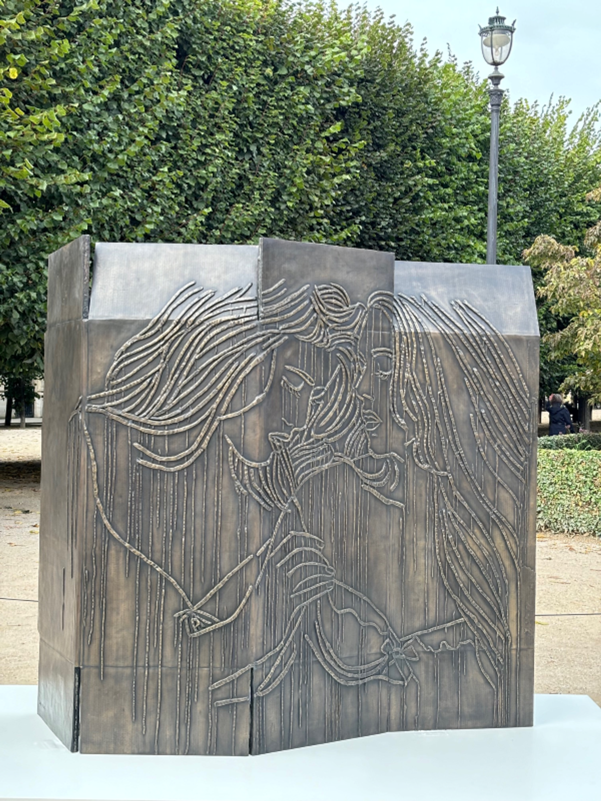 Ghada Amer, Paravent Girls : Suzy Playing, Jennifer and Barbara, L’Étonnement d’Amélie, 2021-2022, bronze coulé à la cire perdue avec patin.
Photo : AF/TAN