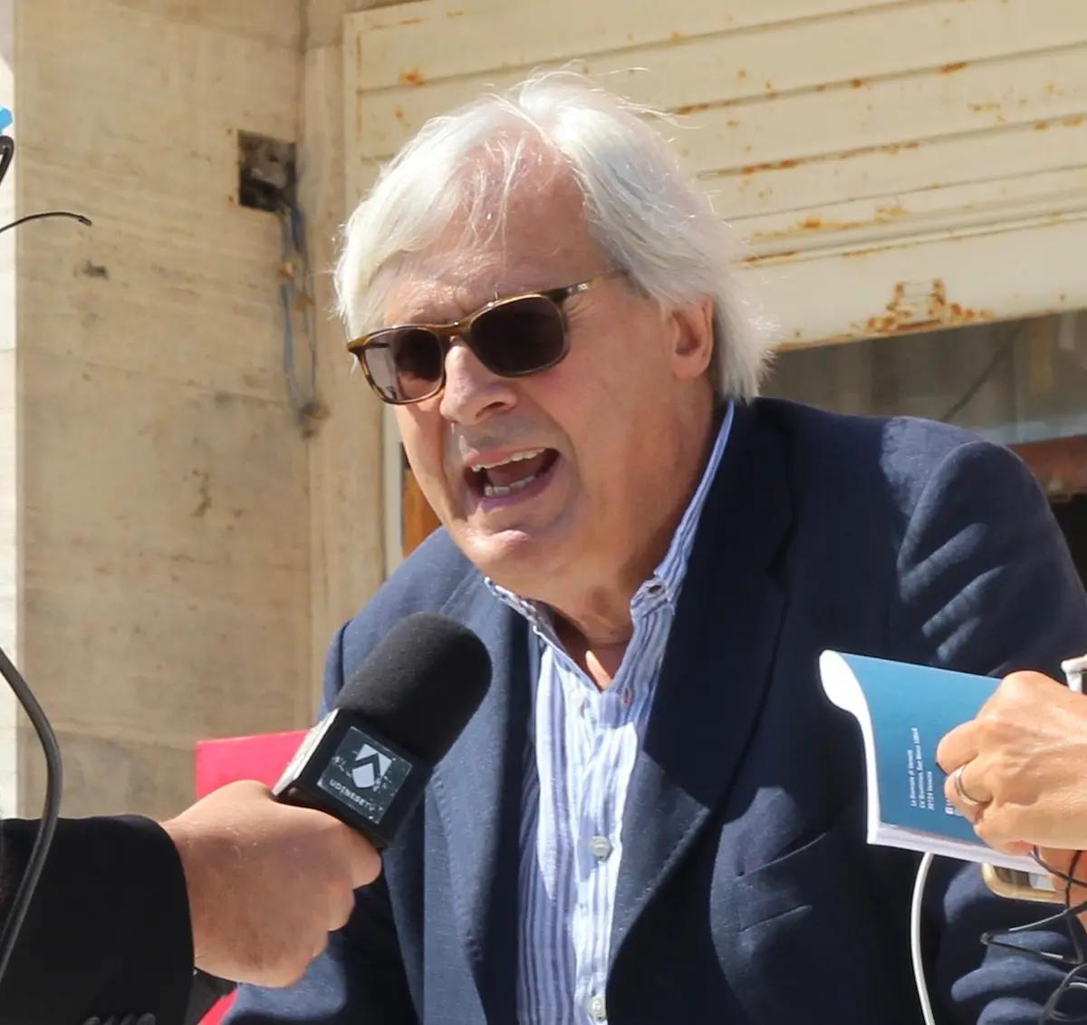 Vittorio Sgarbi s'exprime devant la presse à Venise en 2020. Photo : Pietro Luca Cassarino, via Flickr