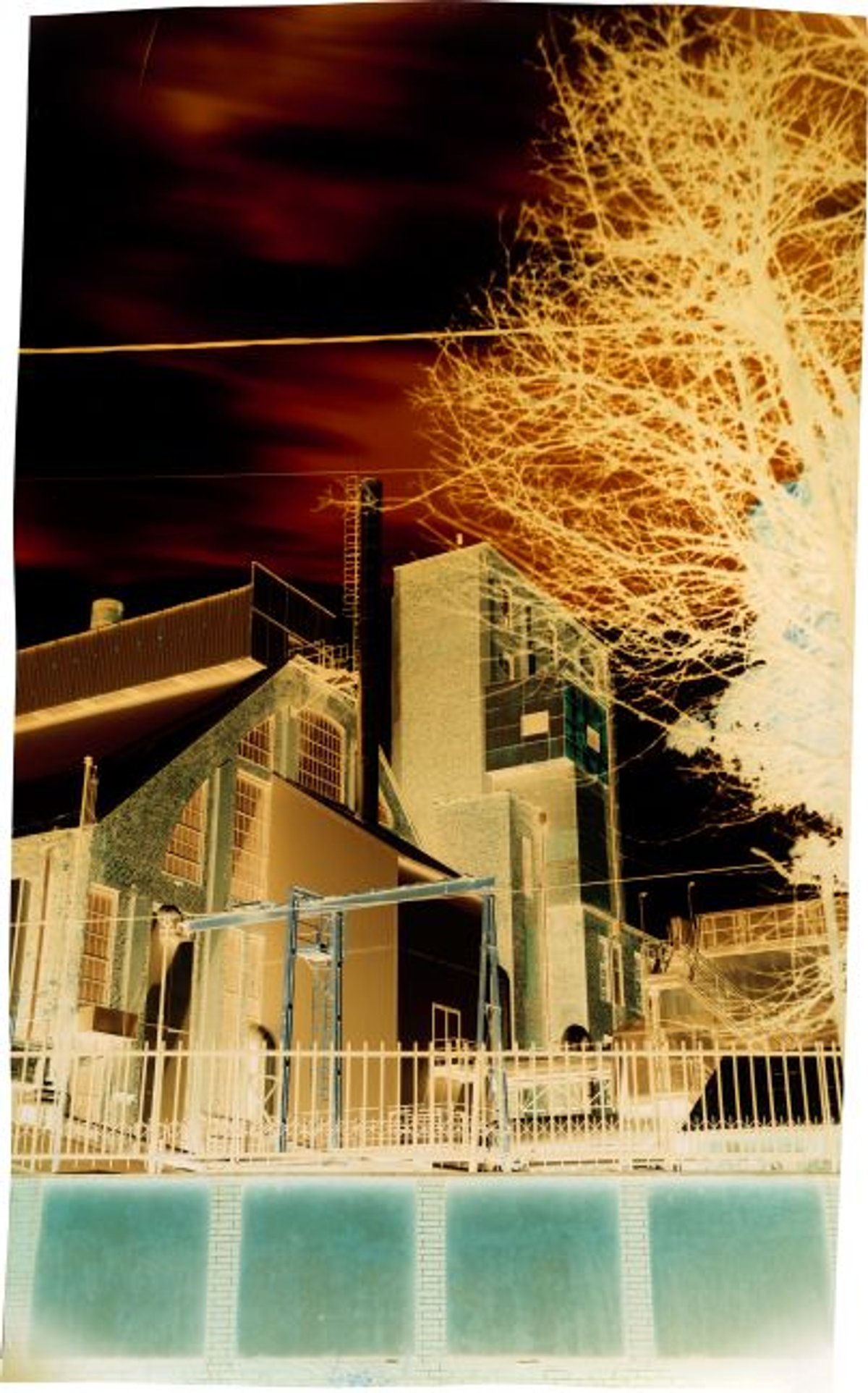 John Chiara, Tompau. at Pintér József u., Budapest, Hungary (diptyque), 2019, image négative sur papier Fujiflex Crystal Archive. © John Chiara. Courtesy galerie Miranda