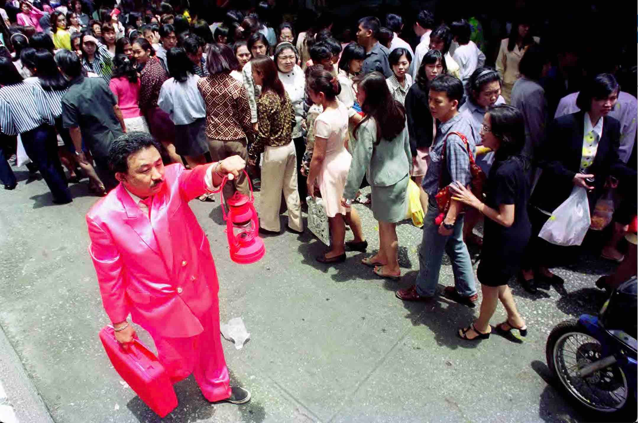 Manit Sriwanichpoom, Pink Man Begins Episode II Pink Man & Pink Lamp, 1997, 60 cm x 40 cm. Courtesy de l’artiste