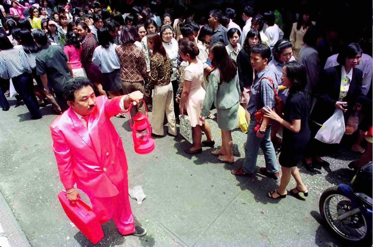 Manit Sriwanichpoom, Pink Man Begins Episode II Pink Man & Pink Lamp, 1997, 60 cm x 40 cm. Courtesy de l’artiste