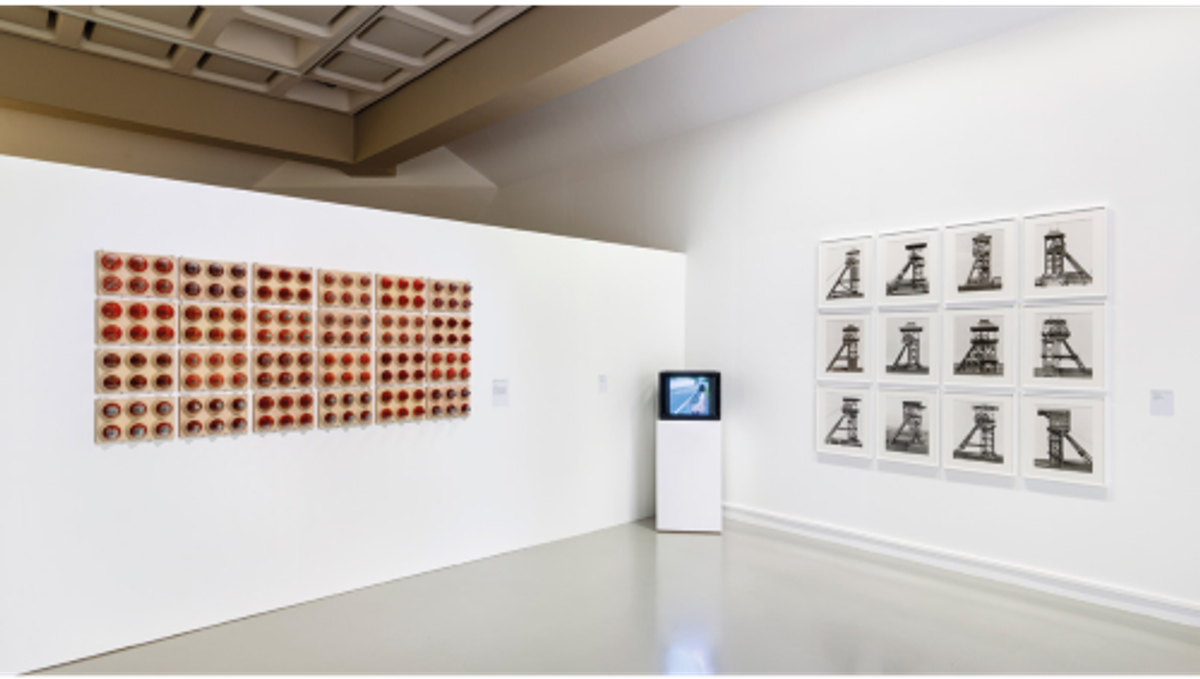 Vue d’exposition au LAAC : à gauche, Cookies, Pics, 2021, céramique émaillée ; à droite, Bernd & Hilla Becher, 12 Winding Towers, 1971-1979, photographies en noir et blanc. © La Triennale Art & Industrie, Dunkerque. Photo Martin Argyroglo