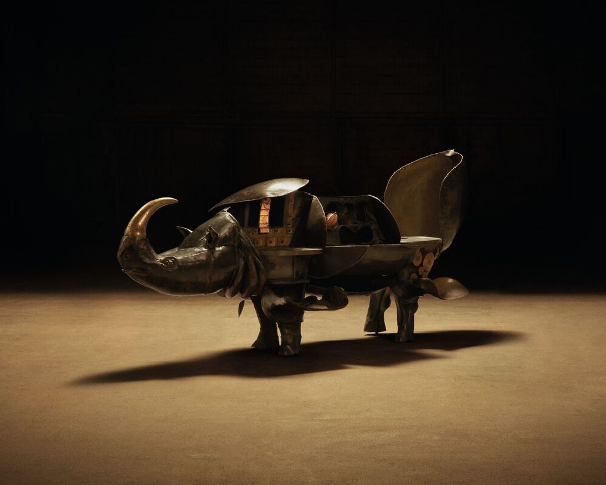 François-Xavier Lalanne, Rhinocrétaire I, 1964, laiton patiné, bronze, zinc, cuir, cire, système éclairant, 120 x 280 x 74 cm. © Christie’s. Photo : Freddy Persson