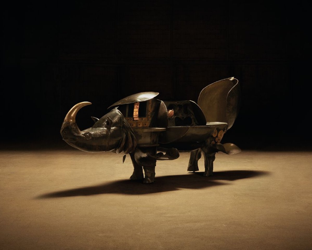 François-Xavier Lalanne, Rhinocrétaire I, 1964, laiton patiné, bronze, zinc, cuir, cire, système éclairant, 120 x 280 x 74 cm. © Christie’s. Photo : Freddy Persson