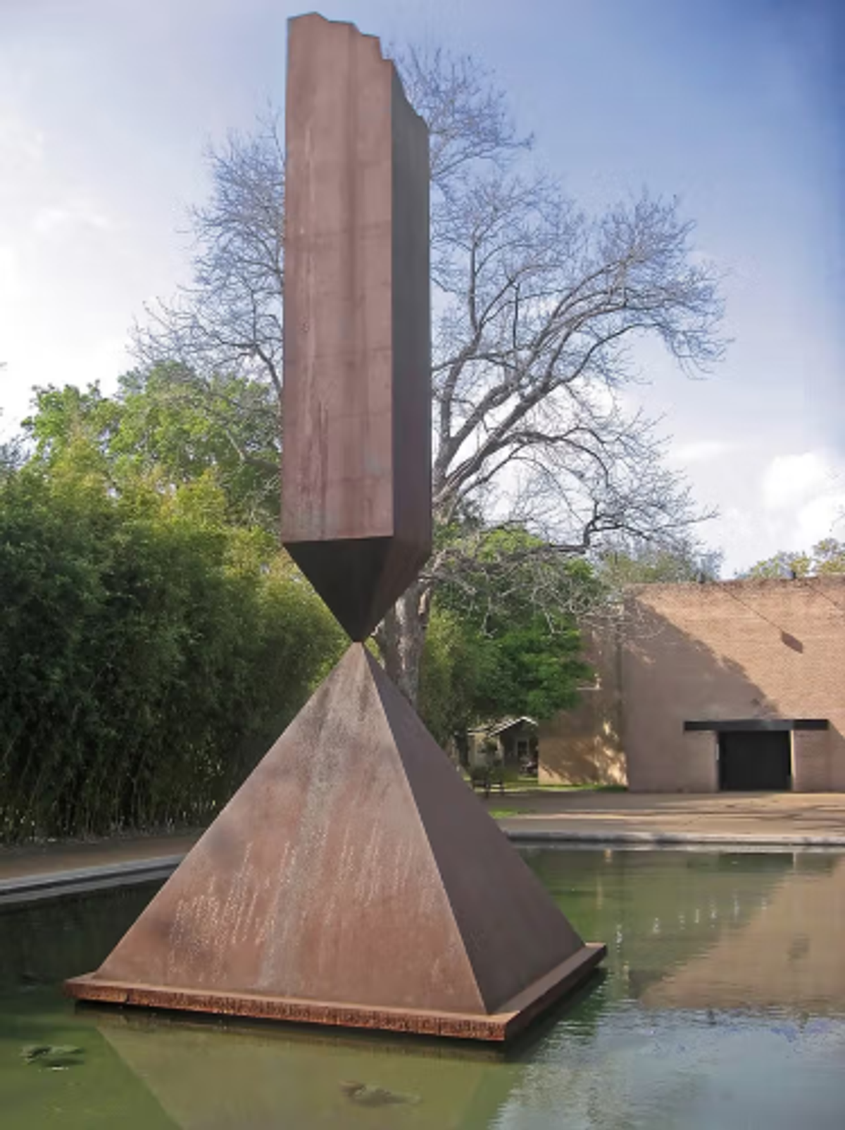 Broken Obelisk de Barnett Newman devant la chapelle Rothko. Photo de Jim Evans via Wikimedia Commons