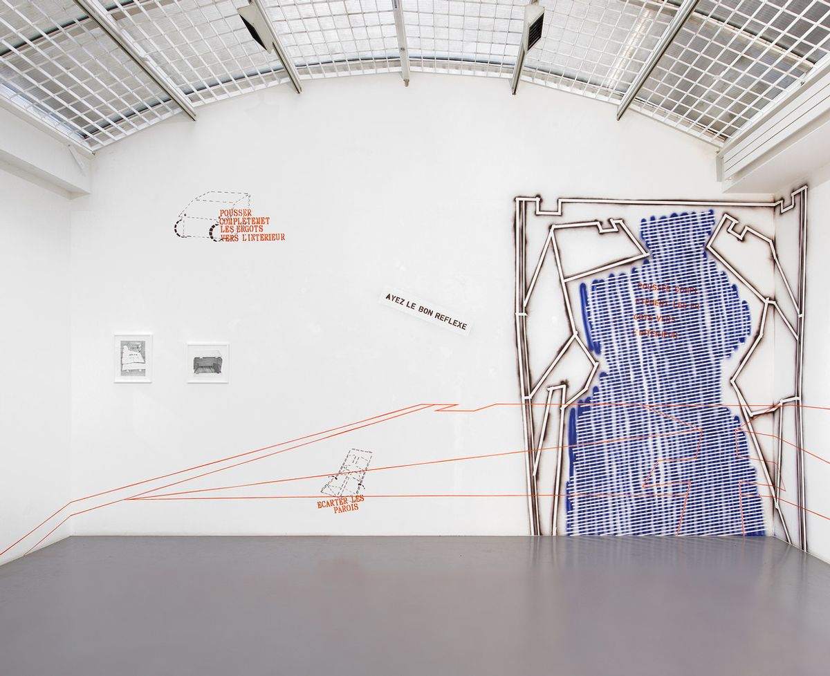 Vue de l’exposition « Peter Soriano, Colissimo », Galerie Jean Fournier, 18 septembre – 16 novembre 2021, installation Méditation sur une boîte en carton, dimensions variables. Courtesy Alberto Ricci