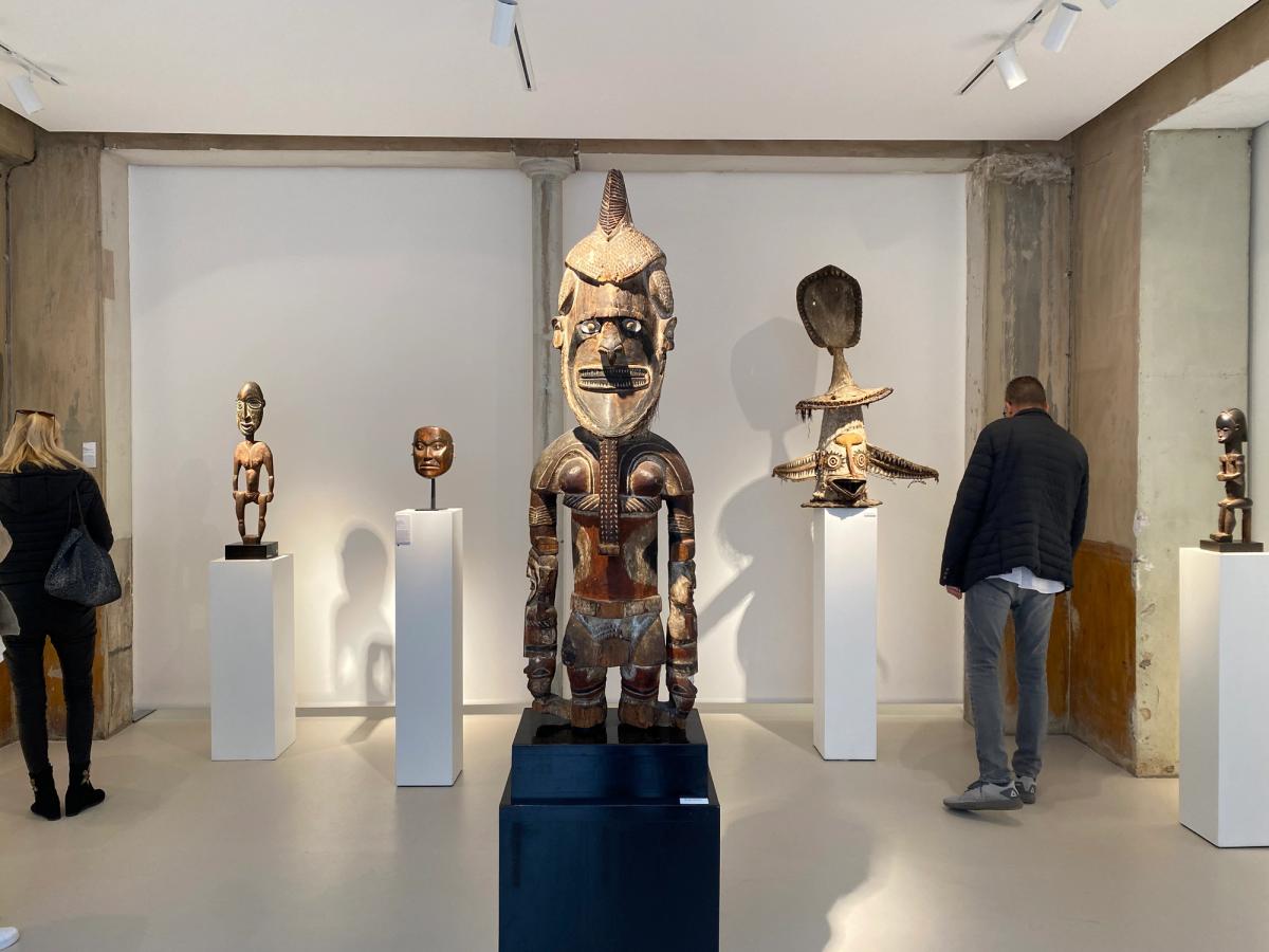 Sculpture Uli ayant appartenu à André Breton au sein de l'exposition « Surréalisme - Zones de contact » chez Charles-Wesley Hourdé et Nicolas Rolland. Photo D.R.