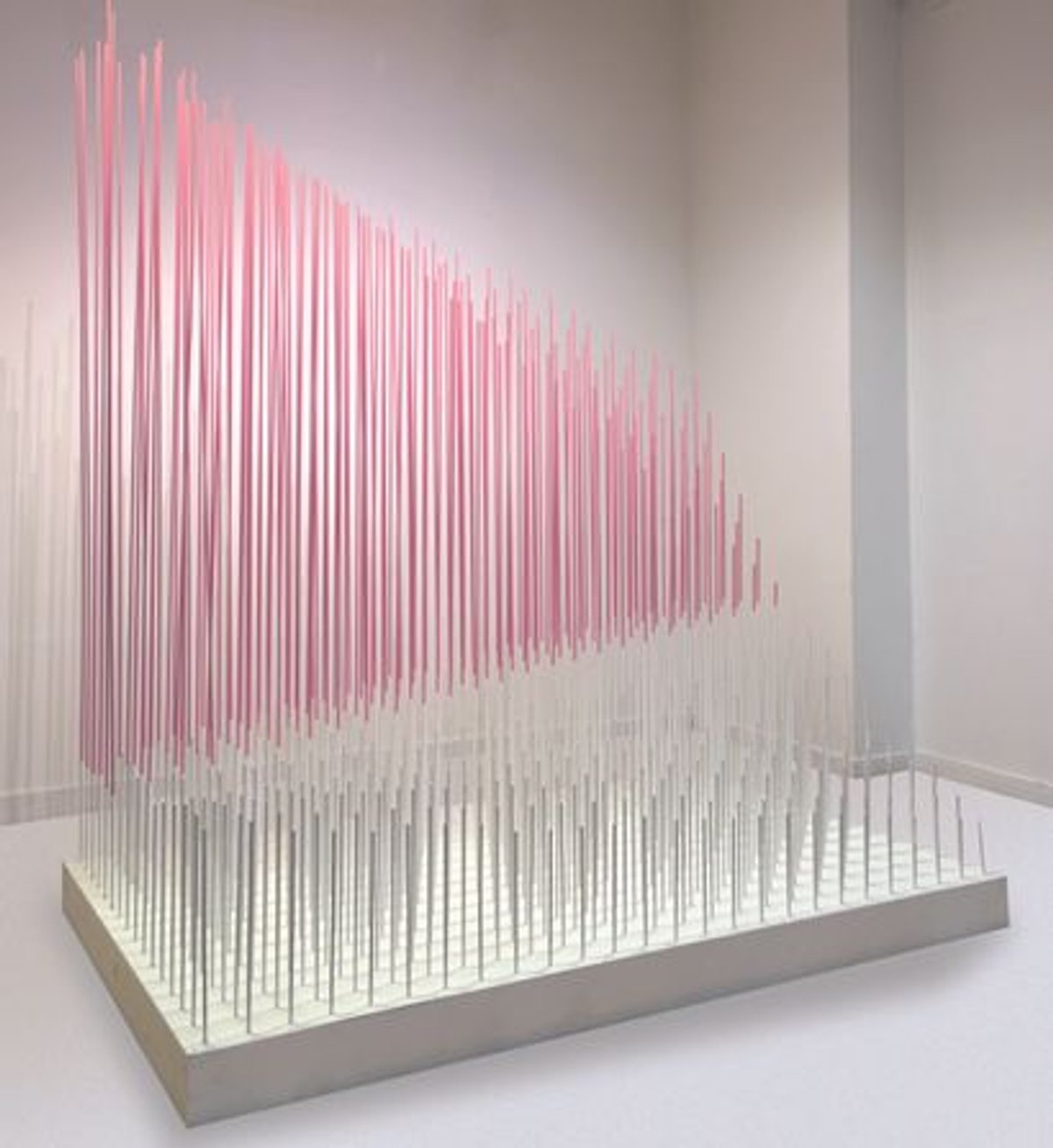 Jesús-Rafael Soto, Progression elliptique rose et blanche, 1974, 416 tiges en métal peint sur socle en métal peint, 200 x 150 x 200 cm. © Digard Auction