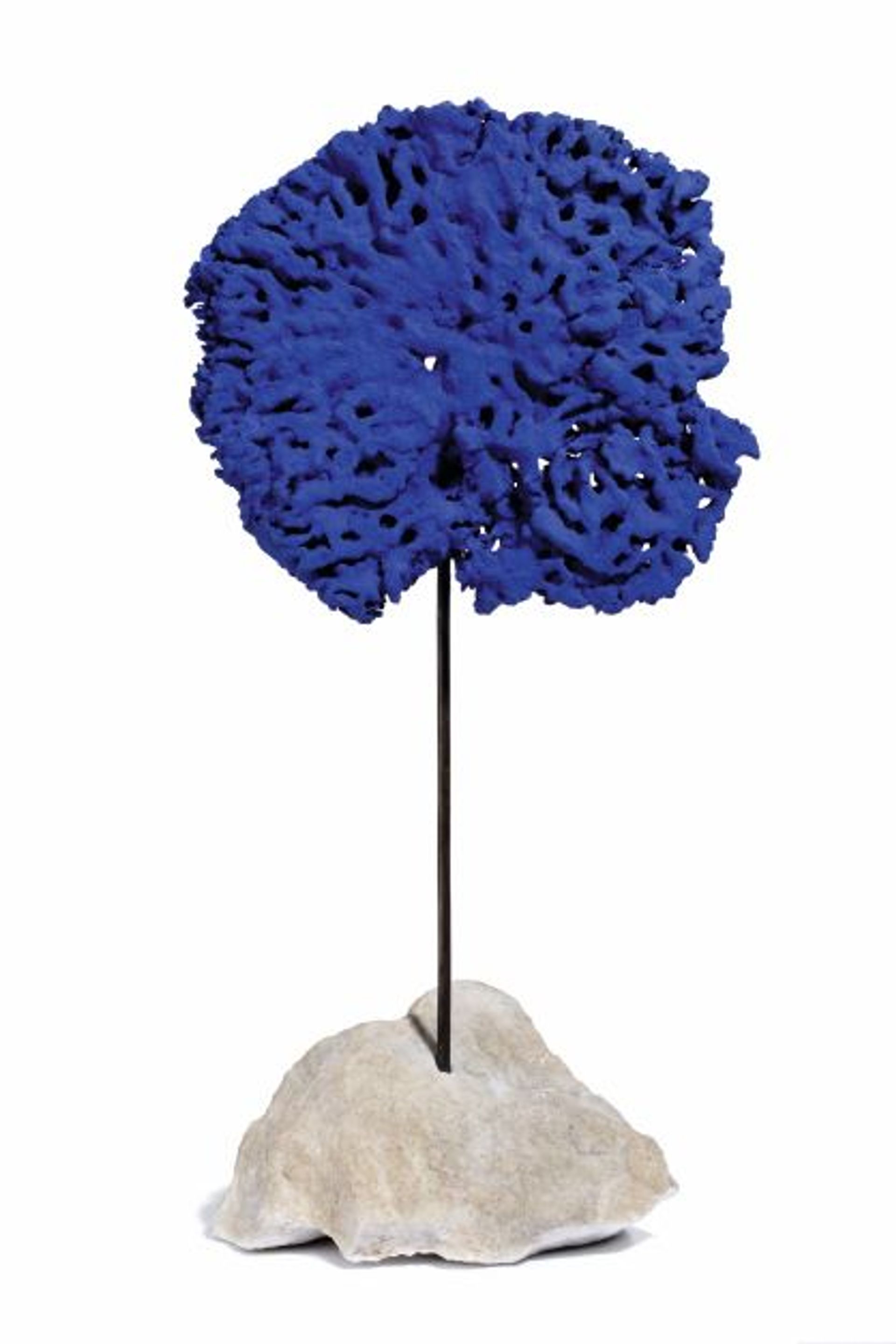 Yves Klein, Sans titre (SE 44), série Sculpture Éponge bleue, vers 1960,
pigment pur et résine synthétique sur éponge naturelle, tige métallique et pierre, collection particulière.
© Succession Yves Klein