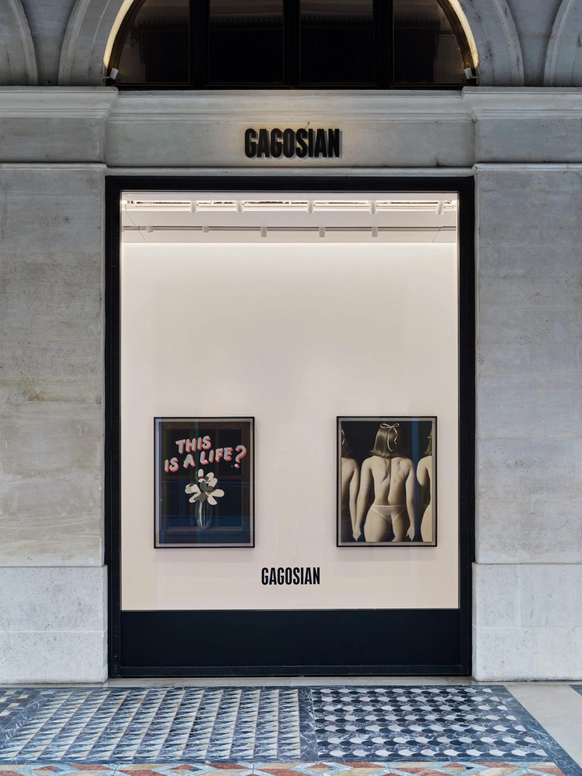 Vue depuis la rue de l’exposition « Anna Weyant : The Guitar Man » chez Gagosian, rue de Castiglione, à Paris. © Anna Weyant. Photo : Thomas Lannes. Courtesy Gagosian